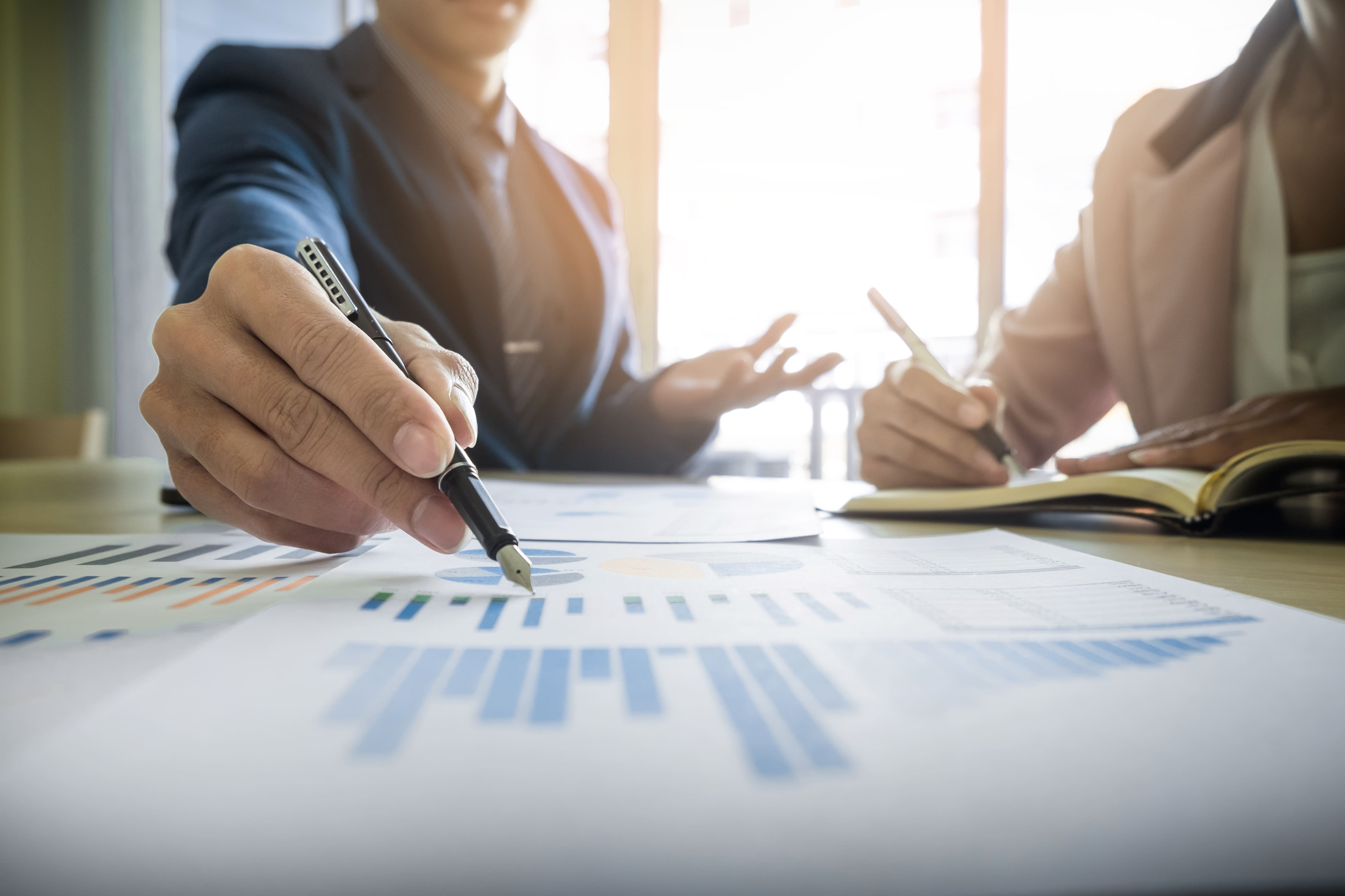 Analisi di dati e report aziendali in riunione di consulenza